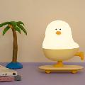 چراغ خواب فانتزی رومیزی شارژی طرح جوجه اسکیت‌سوار L63 - 